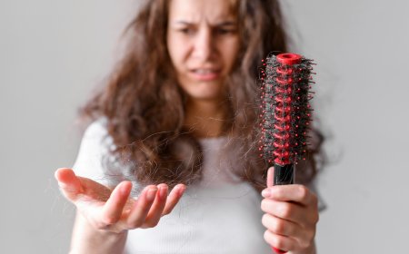 बाल झड़ना कैसे रोकें: 7 असरदार घरेलू नुस्खे जो आपके बालों को बनाए मज़बूत और घना